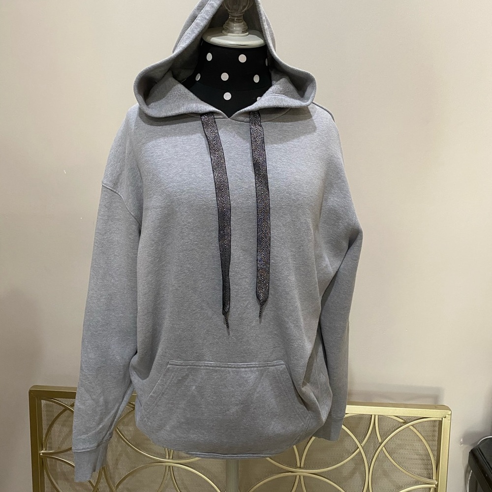 Simple gray sweatshirt with silver details
